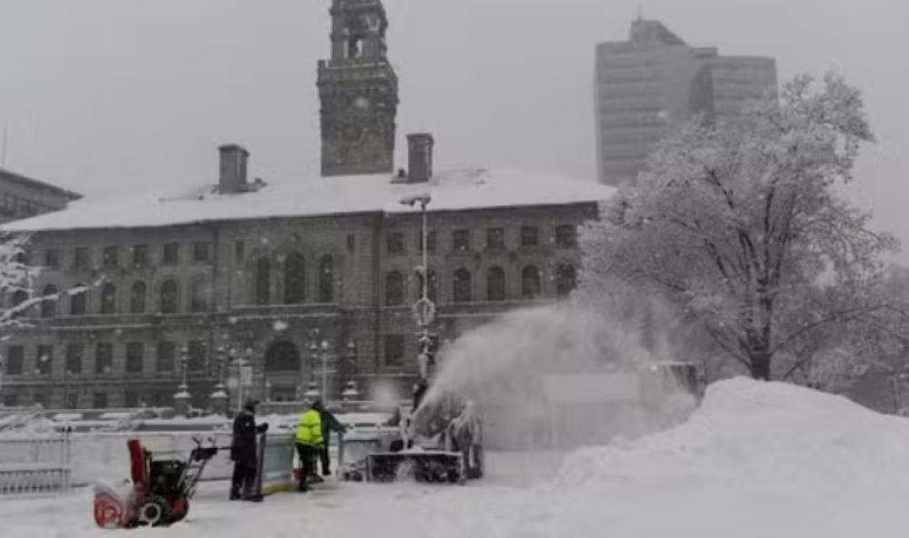 عواصف ثلجية تضرب أمريكا وتلغي آلاف الرحلات الجوية