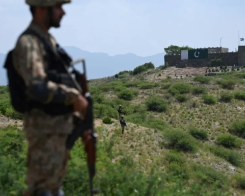 أفغانستان وطاجيكستان تحققان في اشتباك حدودي دامٍ