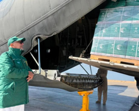 السعودية تواصل دعم غزة: وصول الطائرة الإغاثية الـ 77 للعريش