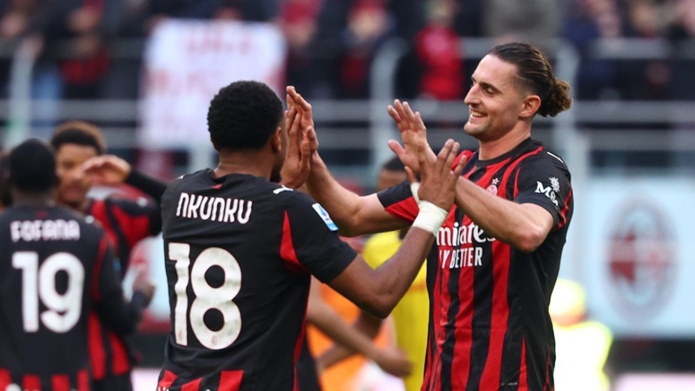 ميلان يتصدر الدوري الإيطالي بفوز كبير على فيرونا 3-0