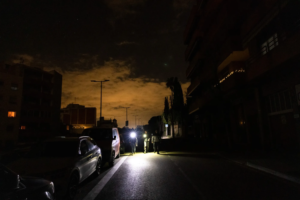 عواصف جنوب أفريقيا تقطع الكهرباء وتفاقم أزمة الطاقة