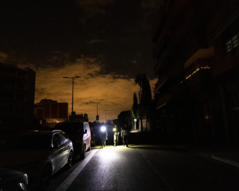 عواصف جنوب أفريقيا تقطع الكهرباء وتفاقم أزمة الطاقة