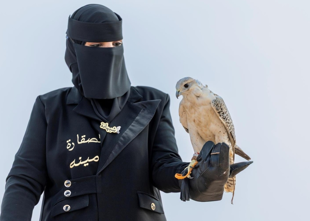 أمينة العنزي.. صقارة سعودية تحترف تدريب الصقور في الحدود الشمالية