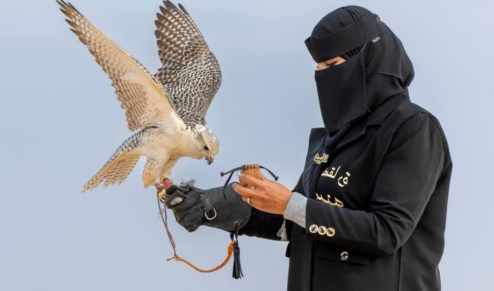 أمينة العنزي صقارة من الحدود الشمالية تدرب الصقور