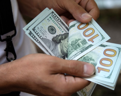 سعر الدولار اليوم الإثنين مقابل الجنيه في البنوك المصرية - تحديث مباشر