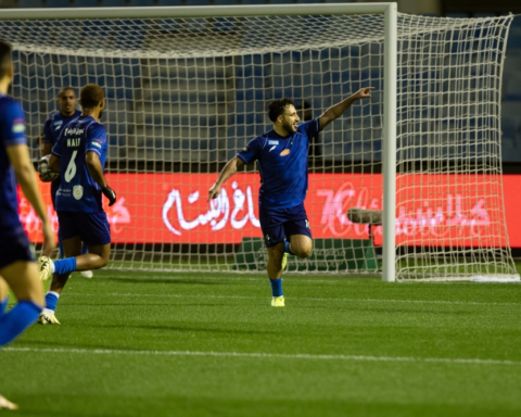 الفتح يهزم الخليج بهدف فارغاس في دوري روشن السعودي