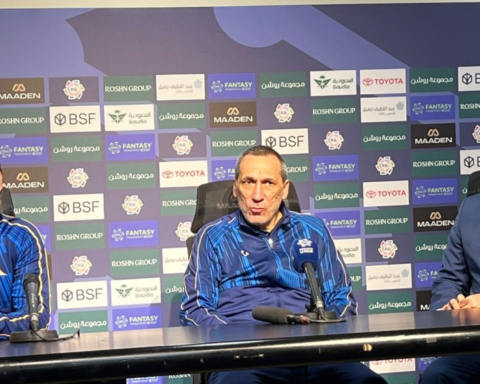 دونيس يهاجم لاعبي الخليج بعد الخسارة من الفتح: لم تقاتلوا