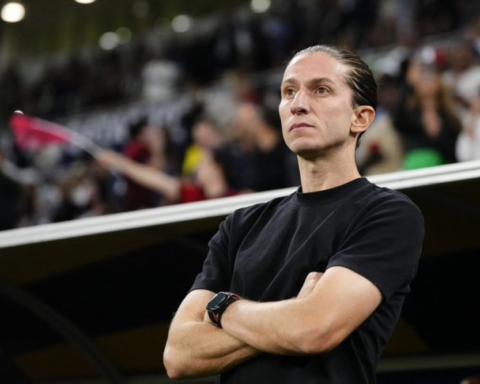 فيليبي لويس يجدد عقده مع فلامنغو حتى 2027 بعد موسم تاريخي