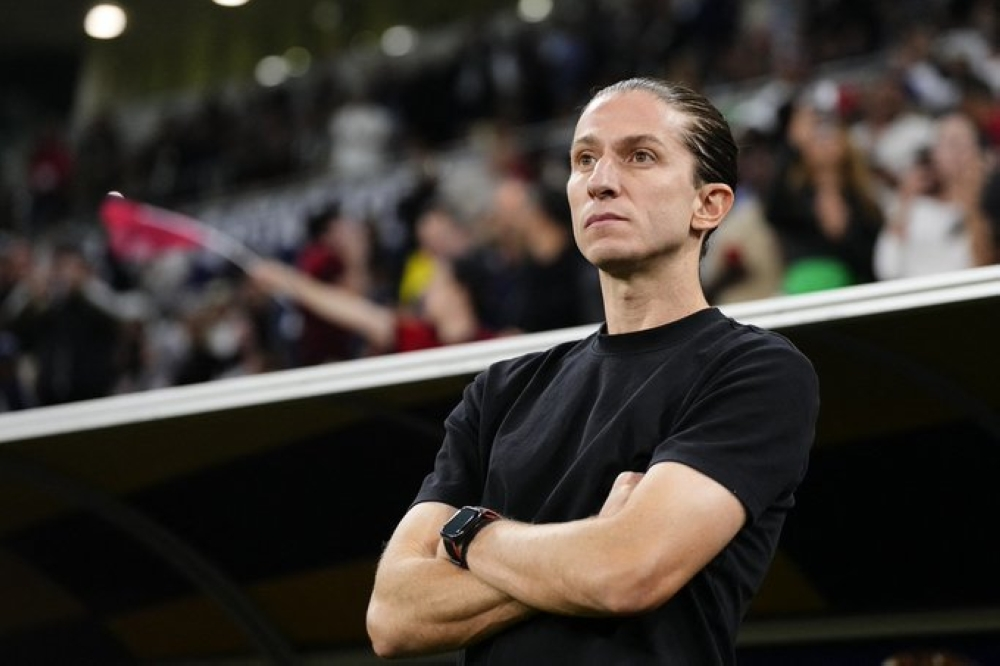 فيليبي لويس يجدد عقده مع فلامنغو حتى 2027 بعد موسم تاريخي