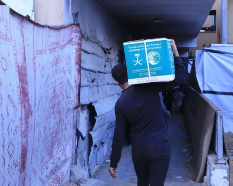 مركز الملك سلمان يوزع سلالاً غذائية في جباليا شمال غزة