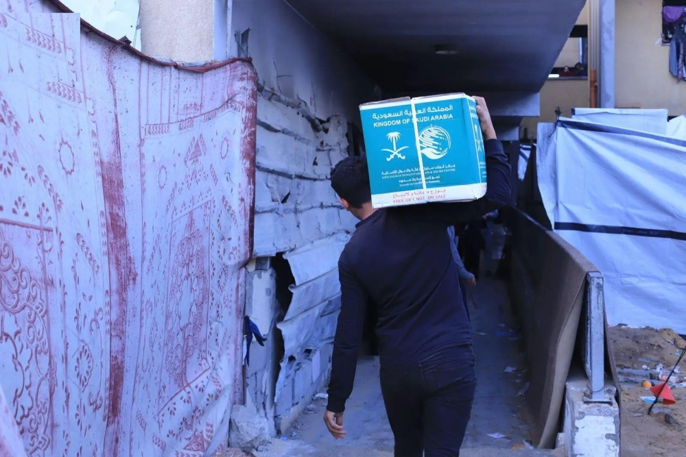 مركز الملك سلمان يوزع سلالاً غذائية في جباليا شمال غزة