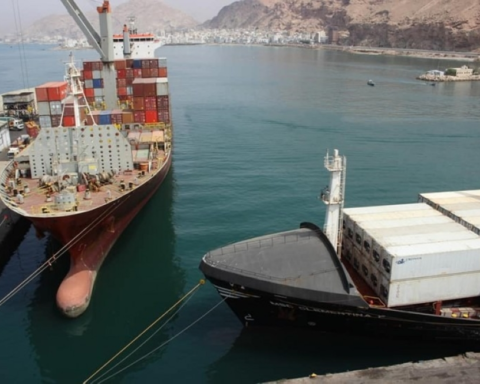 التحالف ينفذ ضربة جوية في ميناء المكلا لاستهداف أسلحة مهربة