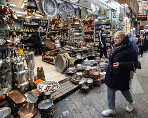 بزشكيان يدعو للحوار وسط احتجاجات طهران وتدهور الاقتصاد