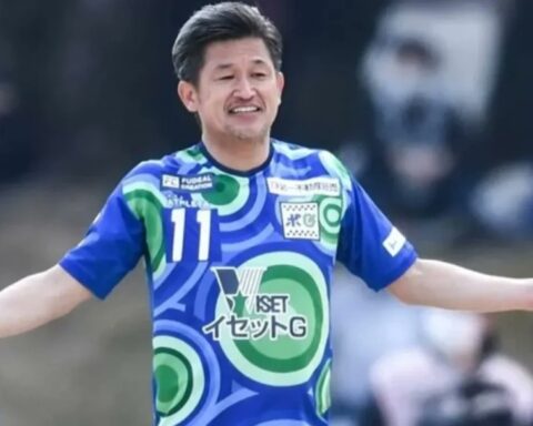 كازويوشي ميورا يوقع لفوكوشيما يونايتد بعمر 58 عاماً