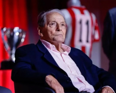 وفاة إنريكي كولار أسطورة أتلتيكو مدريد عن 91 عاماً