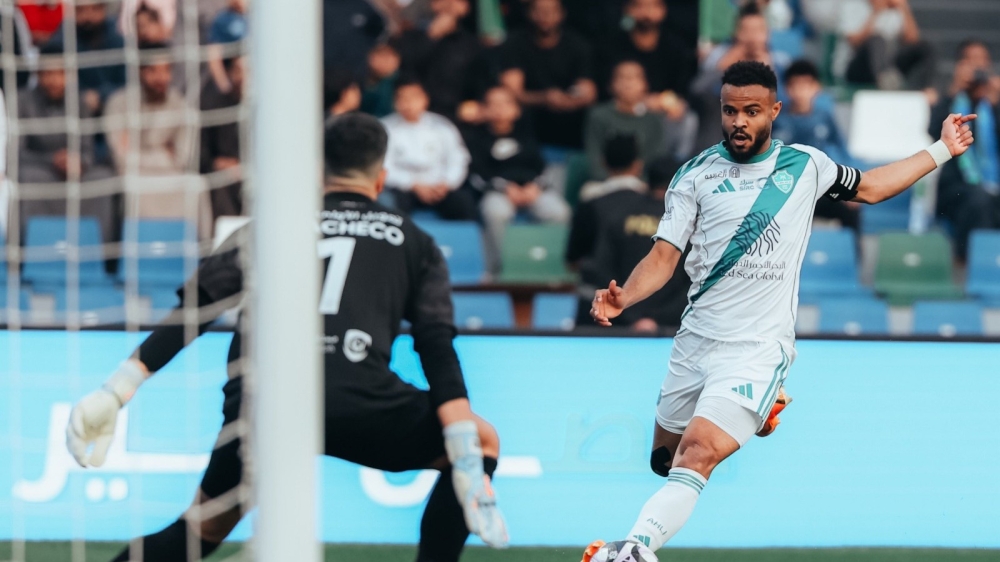 علي مجرشي مهدد بالغياب عن كلاسيكو الأهلي والنصر بسبب الإيقاف