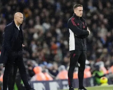 ليفربول يقيل آرون بريغز بسبب أزمة الكرات الثابتة - تفاصيل