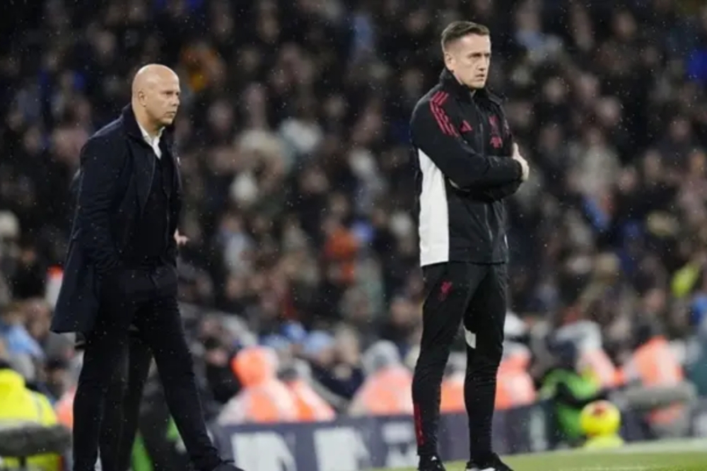 ليفربول يقيل آرون بريغز بسبب أزمة الكرات الثابتة - تفاصيل