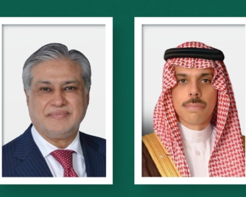 وزير الخارجية السعودي يبحث المستجدات الإقليمية مع نظيره الباكستاني