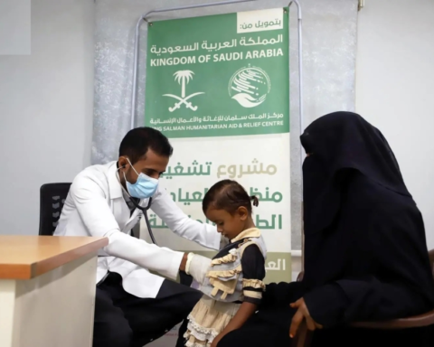 مركز الملك سلمان للإغاثة يقدم خدمات طبية في حجة اليمنية