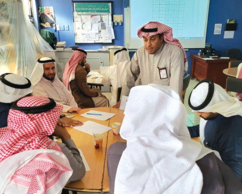 التعليم تصرف مكافآت مالية لمديري المدارس المتميزين: المعايير والتفاصيل