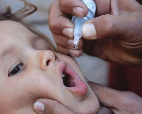 تراجع شلل الأطفال في باكستان 2025: انخفاض الإصابات للنصف