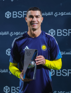 هدف رونالدو في الاتفاق بظهره يشعل صحف العالم