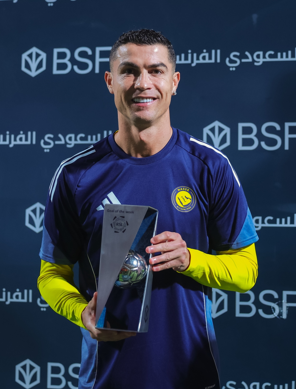 هدف رونالدو في الاتفاق بظهره يشعل صحف العالم