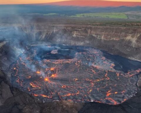إندونيسيا ترفع تحذير بركان بور ني تيلونج بعد نشاط زلزالي