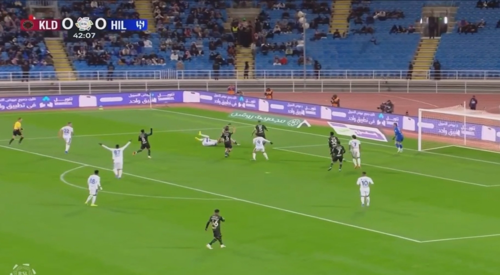 صحة ركلة جزاء الخلود أمام الهلال: خبير تحكيمي يحسم الجدل