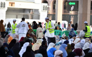 27 ألف متطوع في المسجد النبوي خلال 2025: نصف مليون ساعة خدمة