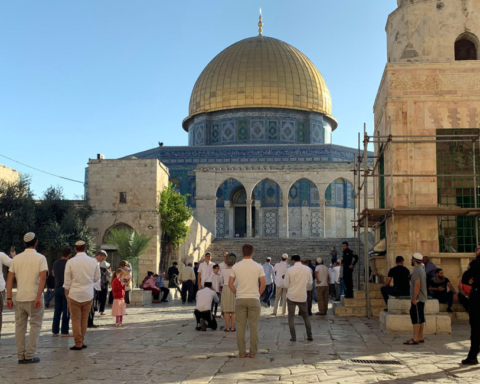 عشرات المستوطنين يقتحمون المسجد الأقصى بحماية الاحتلال