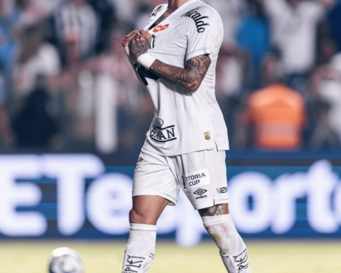 نيمار يجدد عقده مع سانتوس ويرفض إنتر ميامي - التفاصيل الكاملة