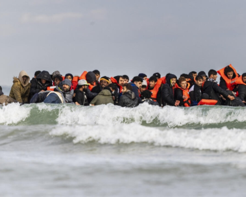 بريطانيا 2025: ثاني أعلى حصيلة للمهاجرين عبر المانش