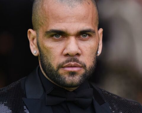 داني ألفيش يستثمر في نادٍ برتغالي ويخطط للعودة للملاعب