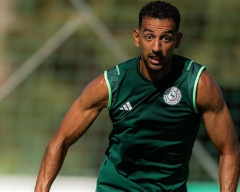 بكاء أحمد حسن كوكا وإصابته في مباراة الاتفاق والأخدود بدوري روشن