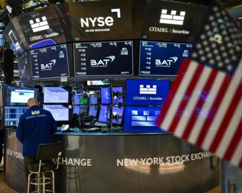 بورصة وول ستريت تغلق على تباين وارتفاع داو جونز