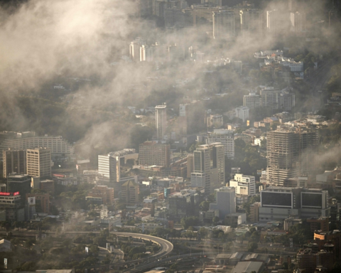انفجارات في كراكاس: انقطاع الكهرباء وتوتر في فنزويلا