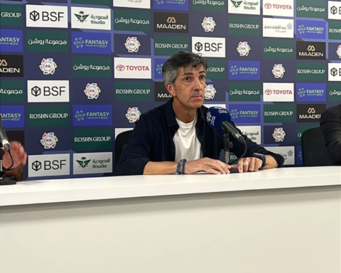 ألغواسيل يرد على أنباء إقالته من الشباب بعد خسارة الفتح