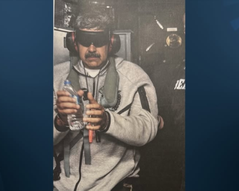 ترامب ينشر أول صورة لاعتقال مادورو على متن سفينة حربية