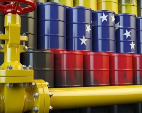 ترامب يوجه شركات النفط الأمريكية لفنزويلا: خطة ما بعد مادورو