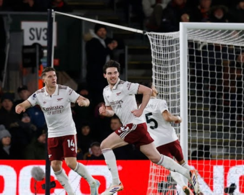 أرسنال يهزم بورنموث 3-2 ويبتعد بصدارة الدوري الإنجليزي