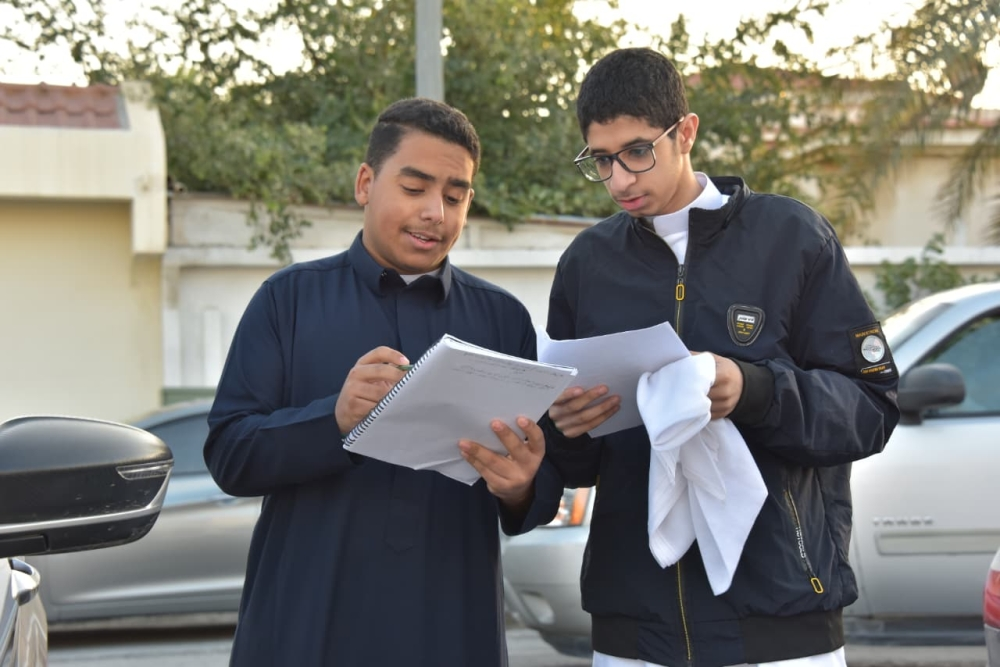 طلاب يؤدون الاختبارات في السعودية