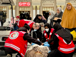 The Red Crescent rescues a pilgrim at the Prophet's Mosque in one minute