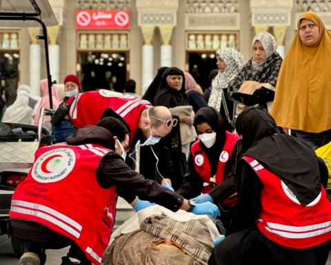 الهلال الأحمر ينقذ معتمراً بالمسجد النبوي في دقيقة واحدة