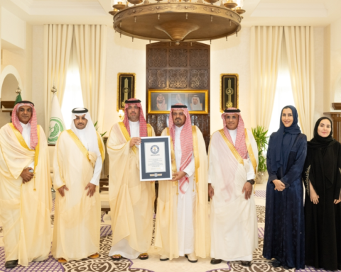 نائب أمير مكة يتسلم شهادة غينيس لأكبر هاكثون صحي عالمياً