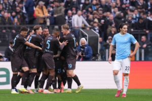 نابولي يهزم لاتسيو بثنائية ويشعل صراع الدوري الإيطالي