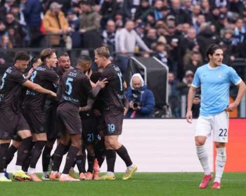 نابولي يهزم لاتسيو بثنائية ويشعل صراع الدوري الإيطالي