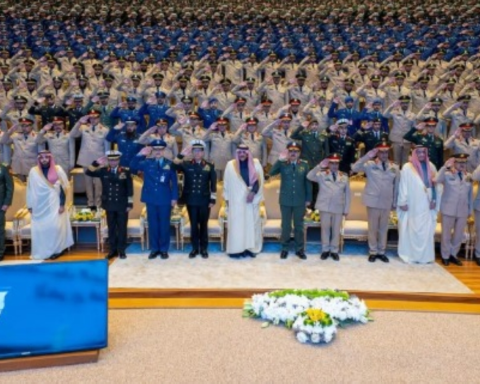 الأمير عبدالرحمن بن محمد يرعى تخريج الضباط الجامعيين