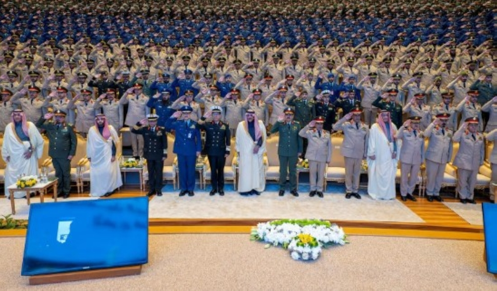 الأمير عبدالرحمن بن محمد يرعى تخريج الضباط الجامعيين
